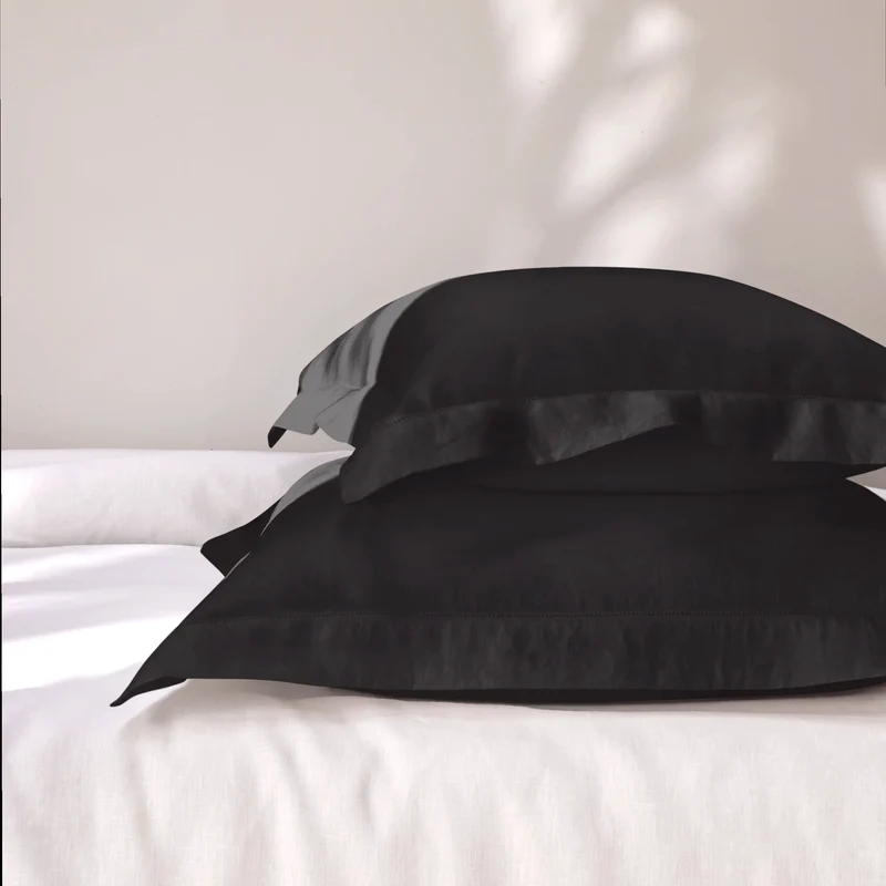 Par de fundas de almohada con bordes planos bordados con vainica en lino tinta negra