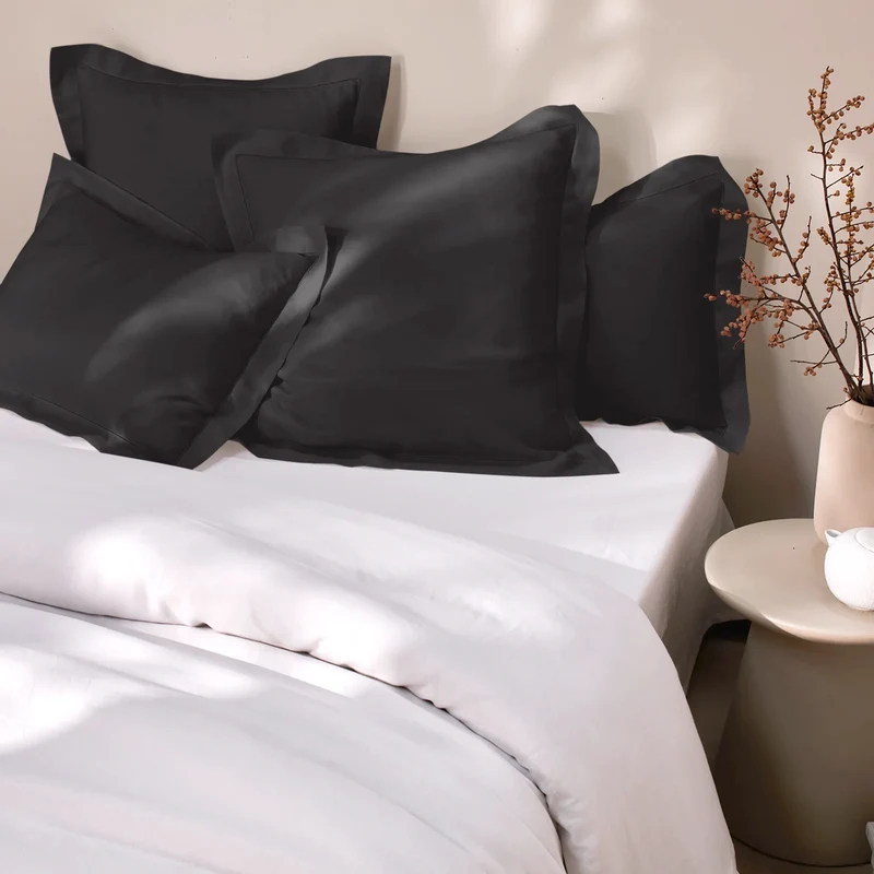 Par de fundas de almohada con bordes planos bordados con vainica en lino tinta negra