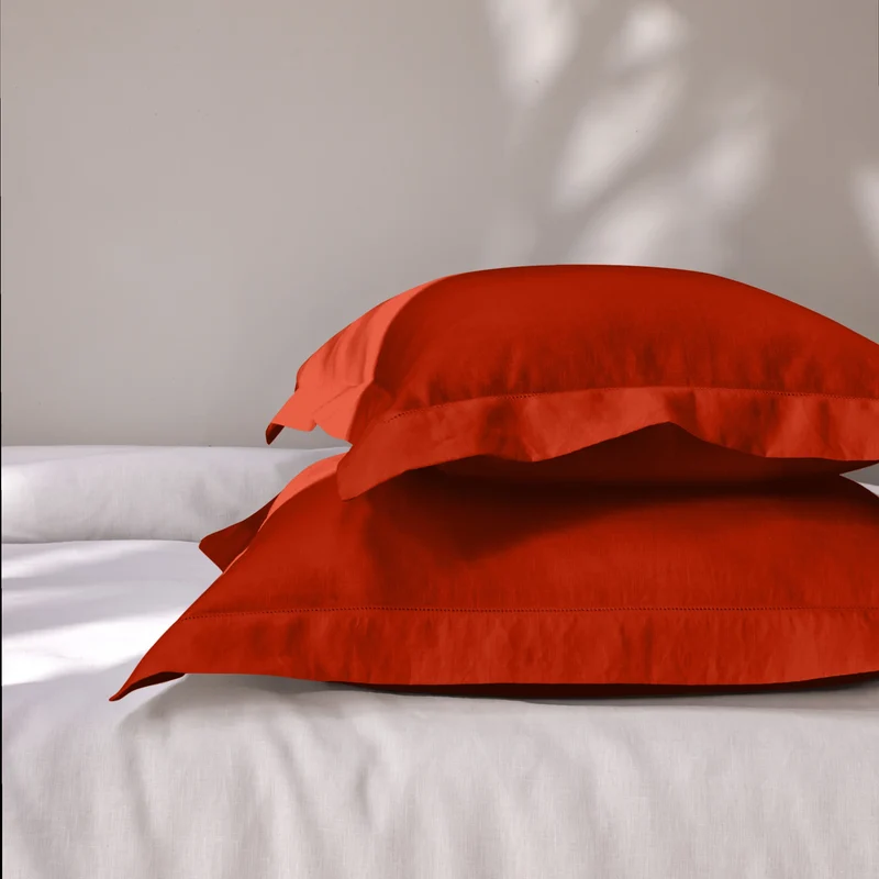 Par de fundas de almohada con bordes planos bordados con vainica en lino coral