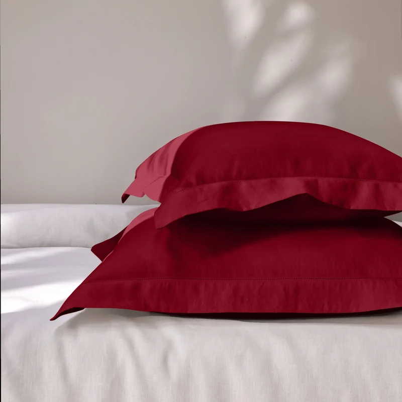 Par de fundas de almohada con bordes planos bordados con vainica en lino burdeos