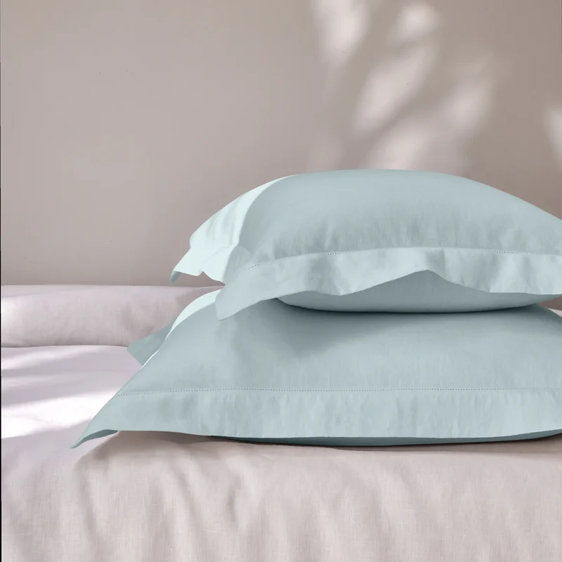 Par de fundas de almohada con bordes planos bordados con vainica en lino azul glaciar