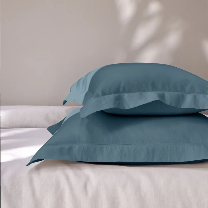 Par de fundas de almohada con bordes planos bordados vainica en lino azul francés