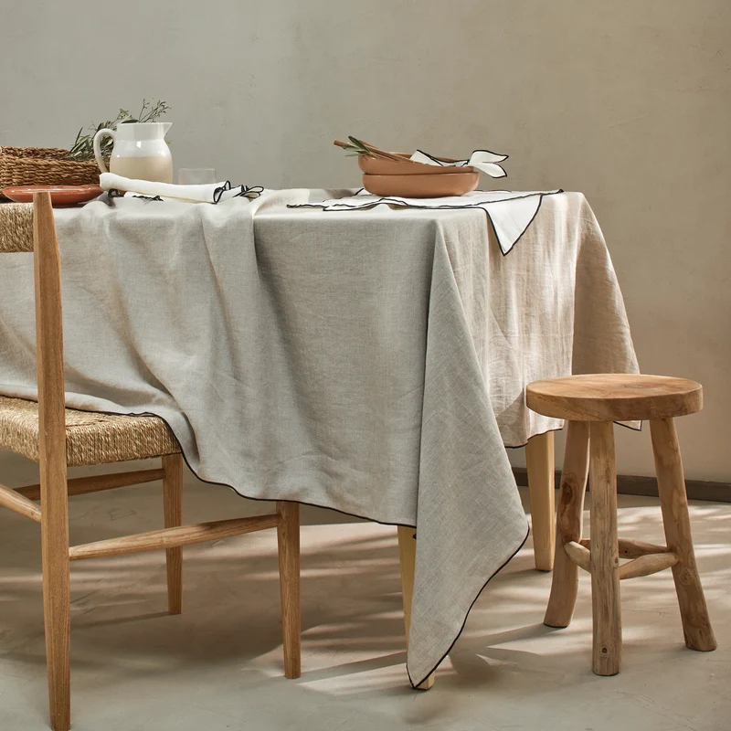 Mantel rectangular con bourdon de lino lavado natural