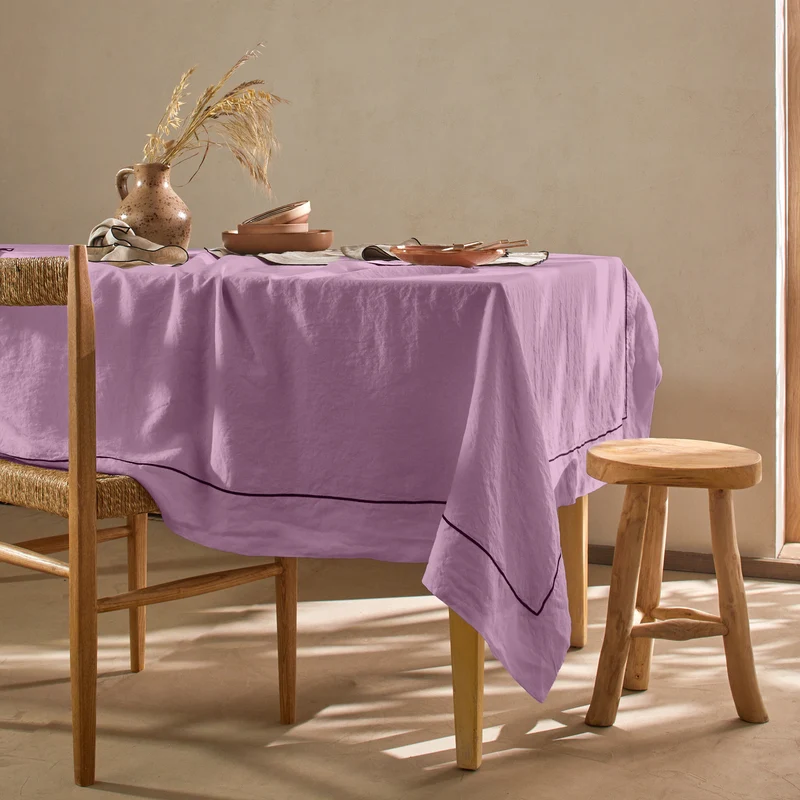 Mantel rectangular con borde bourdon de lino lavado lila