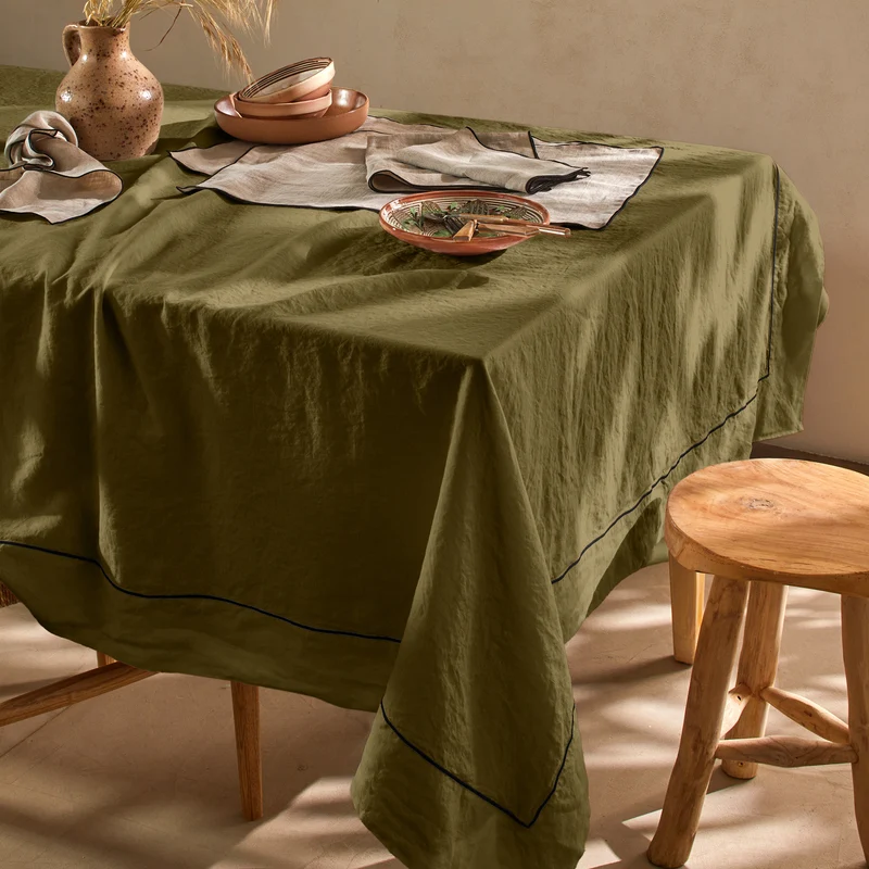Mantel rectangular con borde bourdon de lino lavado verde oliva