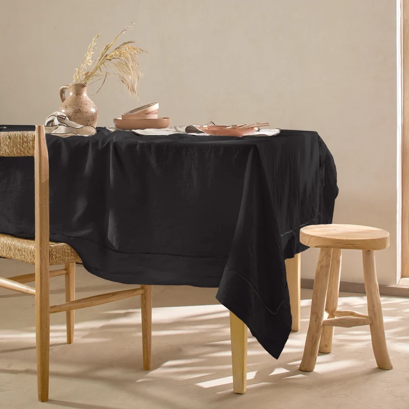 Mantel rectangular con borde bourdon de lino lavado tinta negra