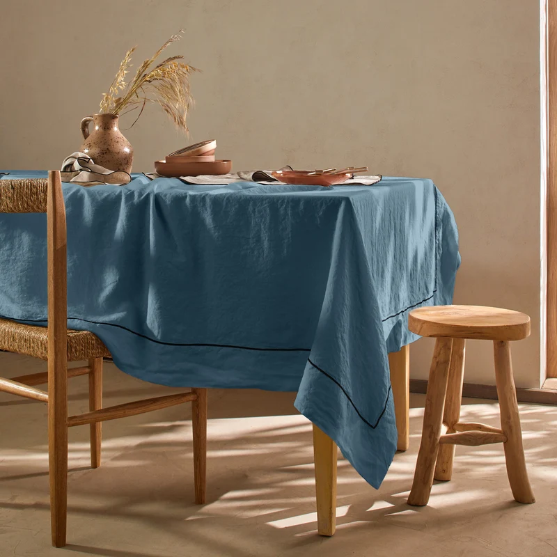 Mantel rectangular con borde bourdon de lino lavado azul francés