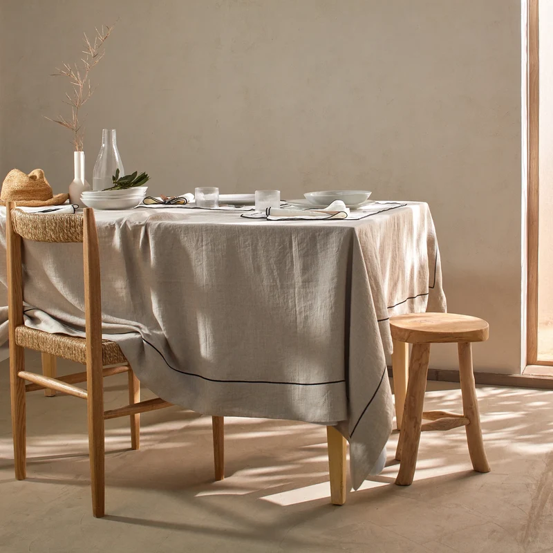 Mantel rectangular con borde bourdon de lino lavado natural