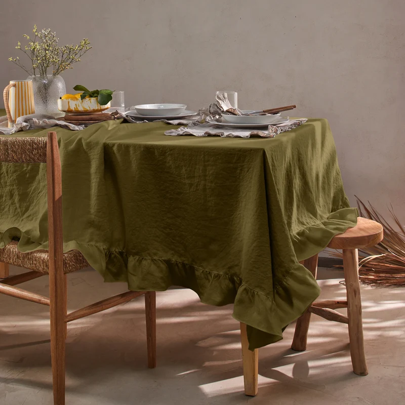 Mantel rectangular con volante en lino lavado verde oliva