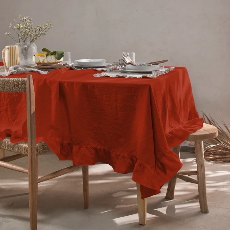 Mantel rectangular con volante en lino lavado coral