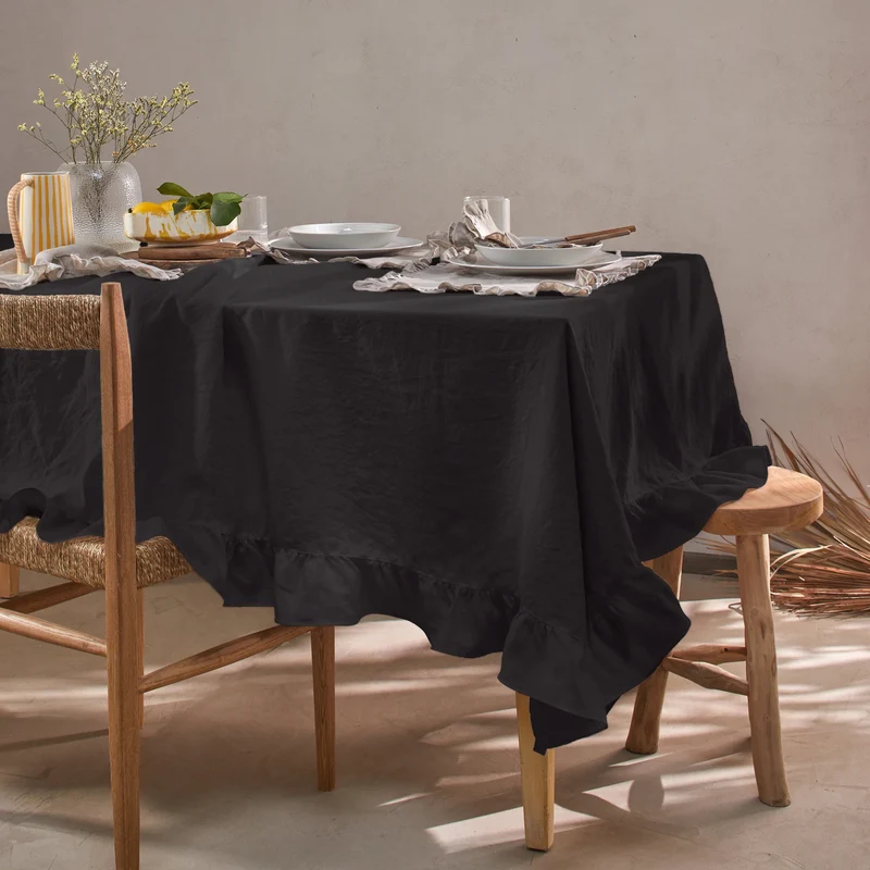 Mantel rectangular con volante en lino lavado negro