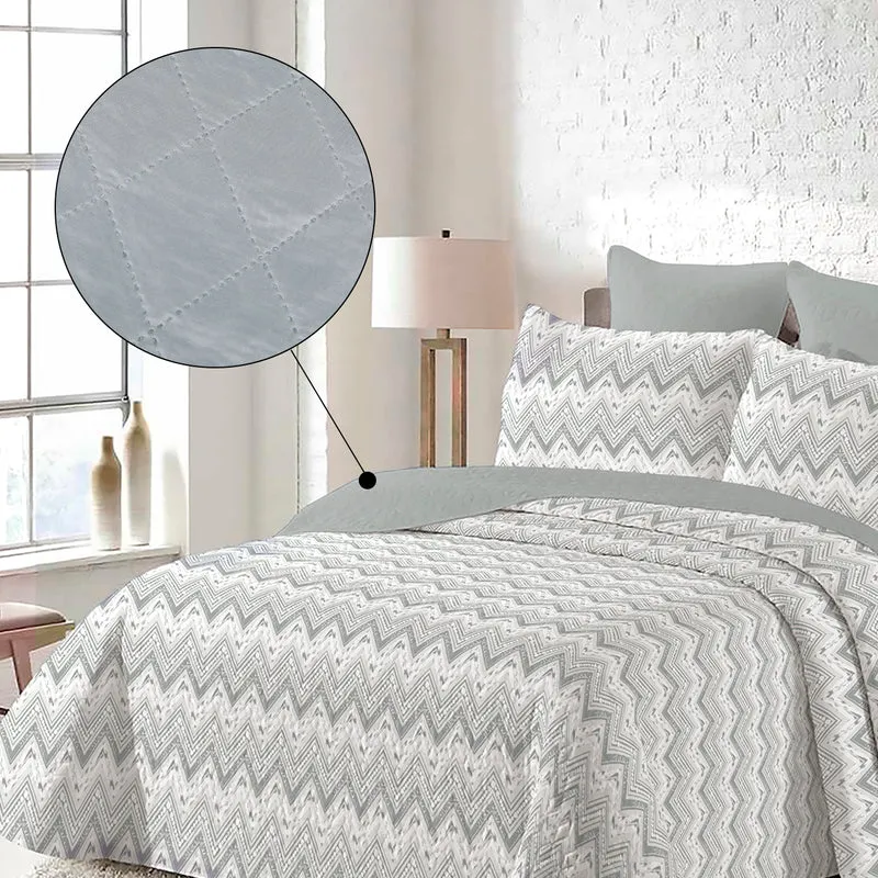 Colcha Bouti Estampada para Verano y Entretiempo. Incluye Funda de cojín- Zig Zag Gris