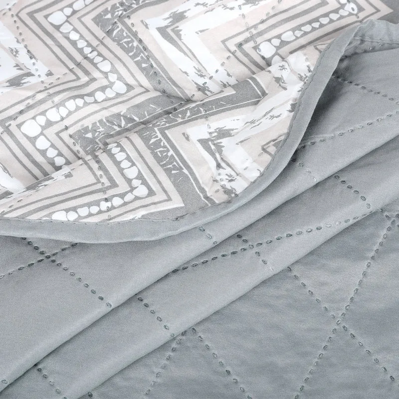 Colcha Bouti Estampada para Verano y Entretiempo. Incluye Funda de cojín- Zig Zag Gris