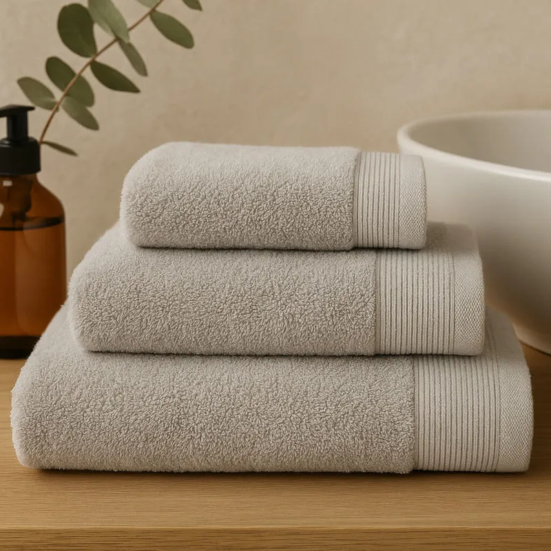 Toalla 100% Algodón Básica Gris Perla, 450 g/m², Suave y Absorbente