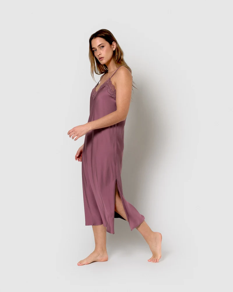 Camisón midi satén berenjena