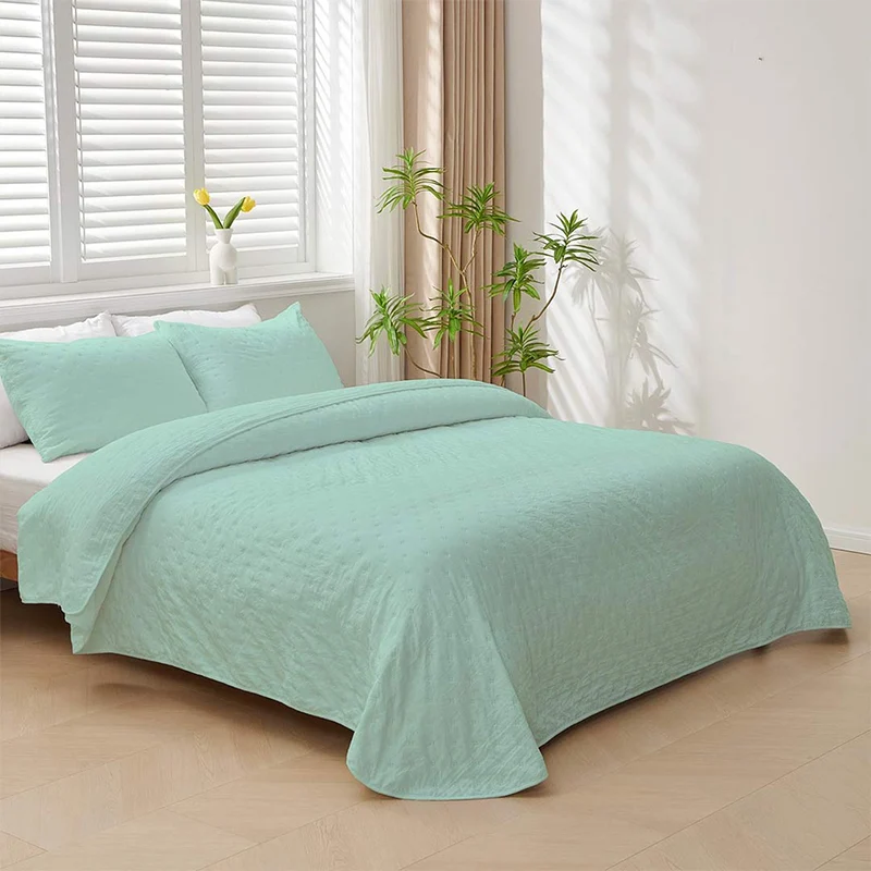 Colcha Bouti Liso acolchado de tacto suave con pequeñas margaritas. Color verde.