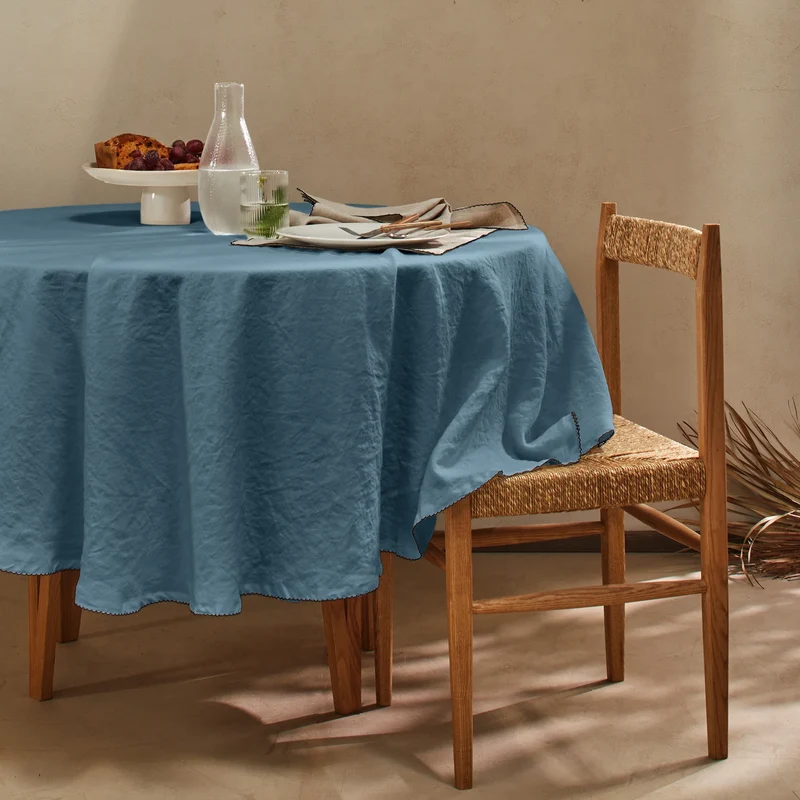 Mantel de mesa redondo acabado crochet en lino lavado azul francés