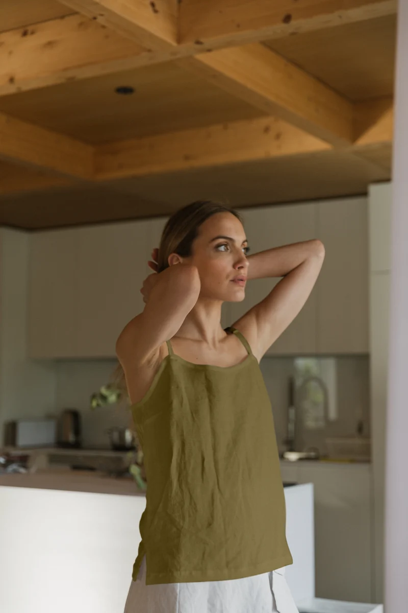 Camisón corto con tirantes en lino lavado verde oliva - Mariane