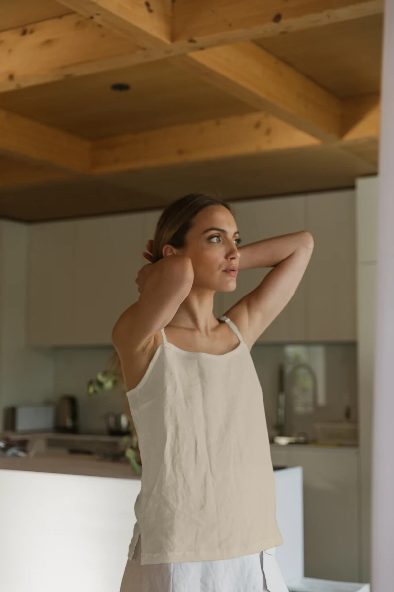 Camisón corto con tirantes en lino lavado natural - Mariane