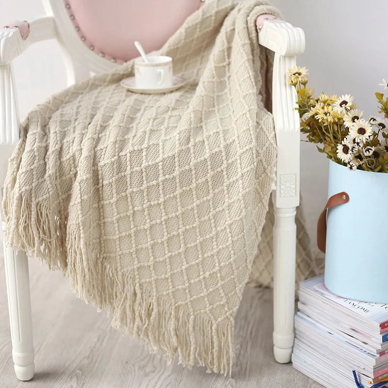 Manta de punto con flecos. Color beige.