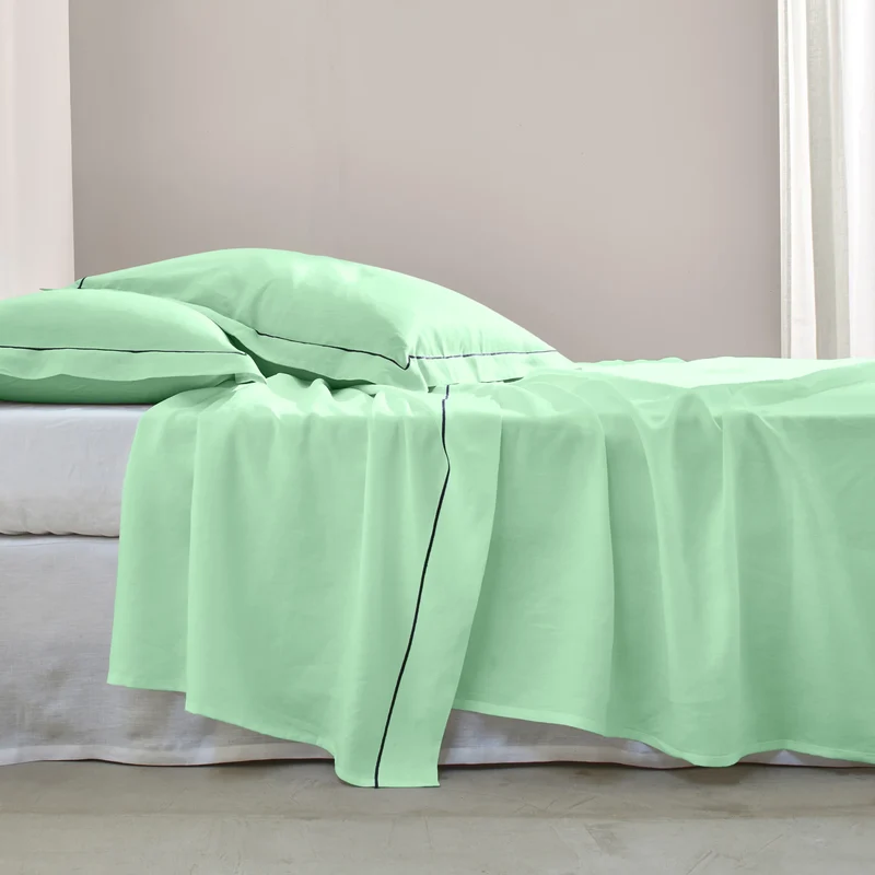 Sábana plana borde con bordado bourdon en lino verde menta
