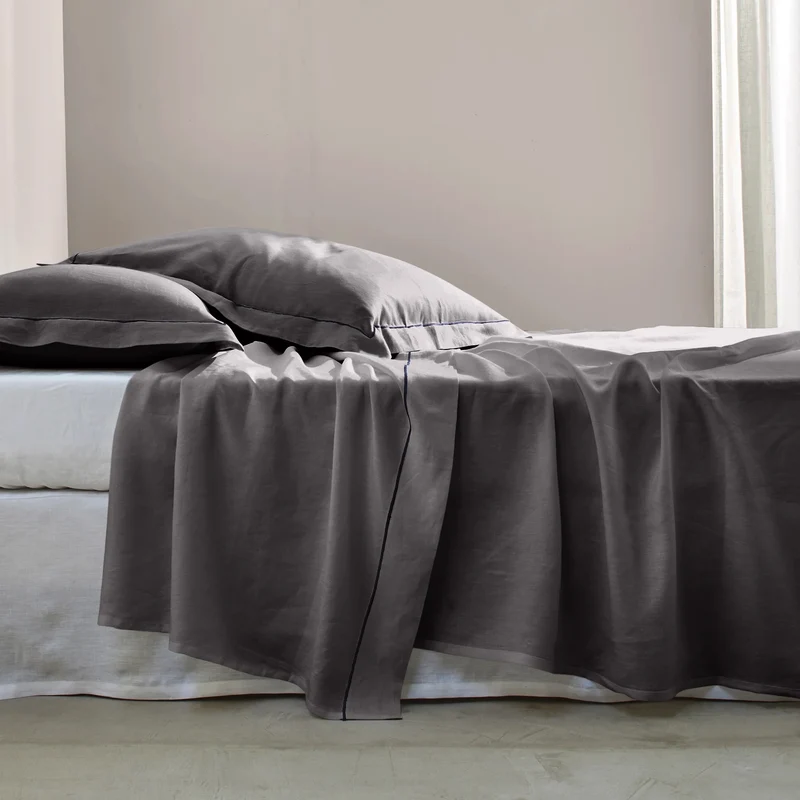 Sábana plana borde con bordado bourdon en lino gris plomo