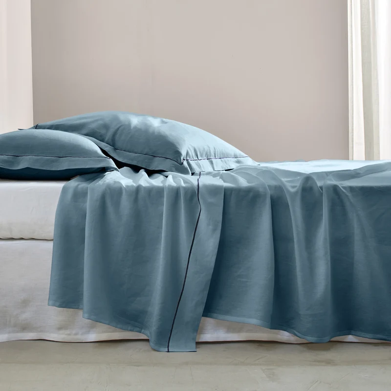 Sábana plana borde con bordado bourdon en lino azul francés