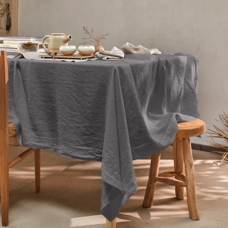 Mantel rectangular con vainica de lino gris plomo
