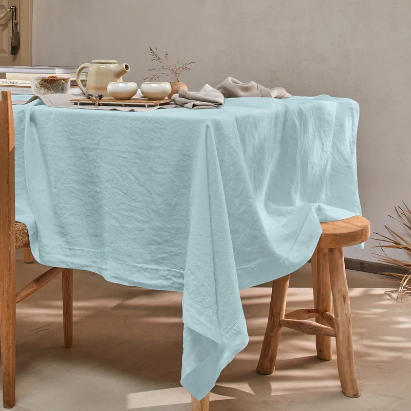 Mantel rectangular con vainica de lino azul glaciar