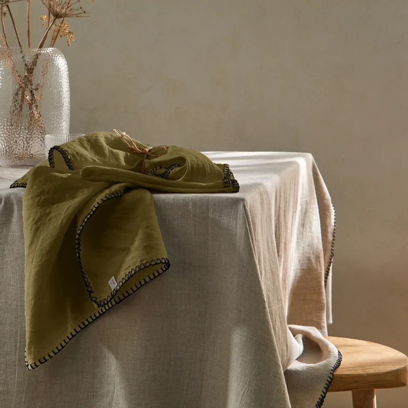 Servilletas de mesa con punto de festón de lino verde oliva