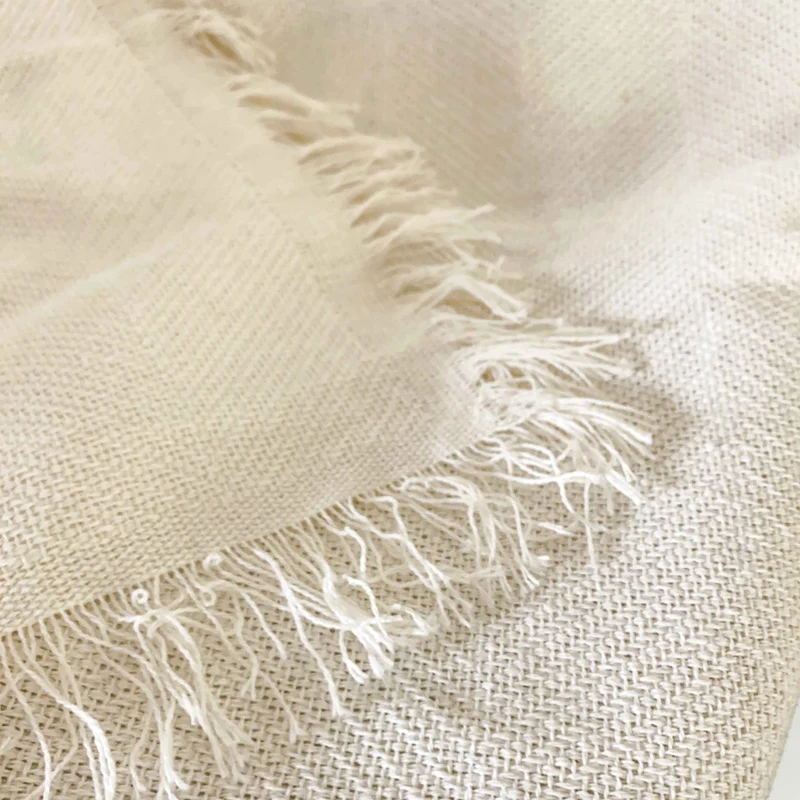 Manta sofá blanco roto para el verano: frescura y comodidad a un precio irresistible.