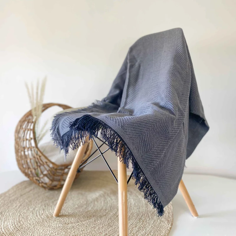 Colcha verano multiusos para sofá o cama. Color gris oscuro.