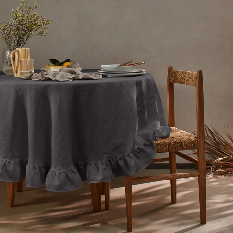 Mantel redondo con volantes en lino lavado gris plomo
