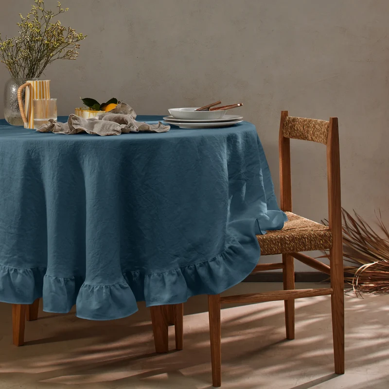 Mantel redondo con volantes en lino lavado azul francés