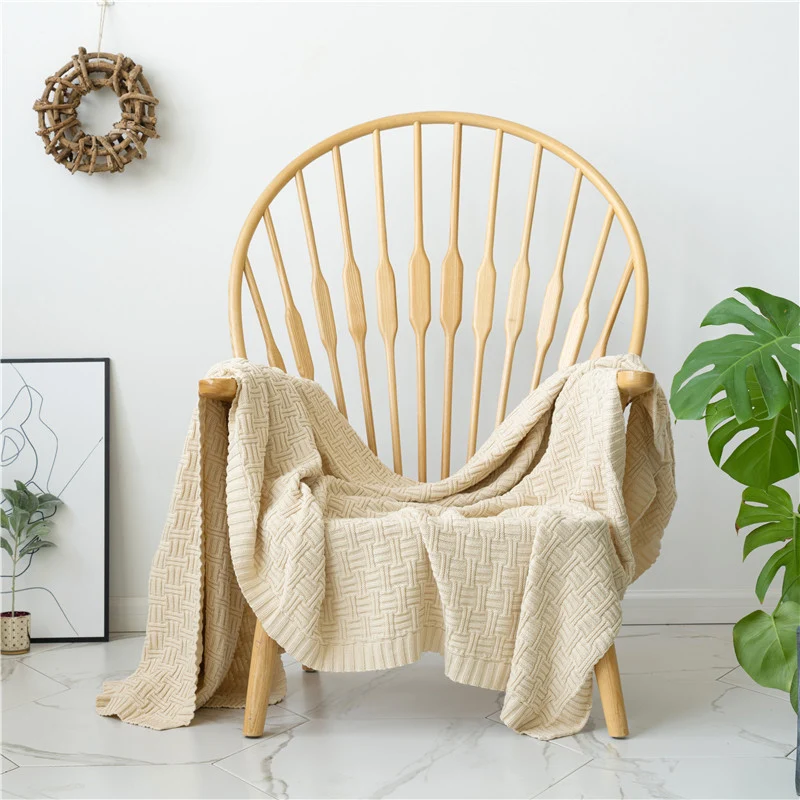 Manta de punto con cuadros. Color beige.