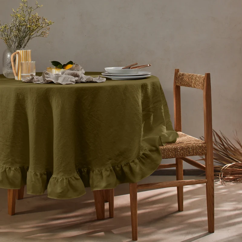 Mantel redondo con volantes en lino lavado verde oliva