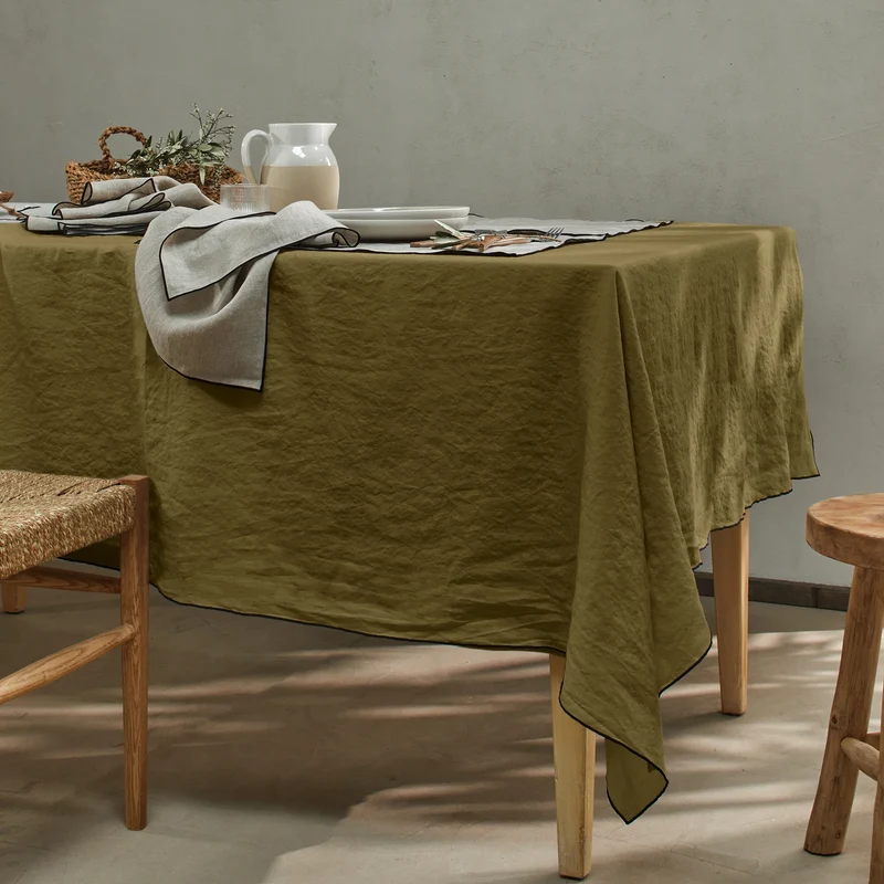 Mantel rectangular con bourdon de lino lavado verde oliva