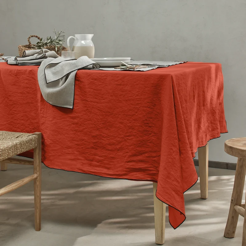 Mantel rectangular con bourdon de lino lavado coral