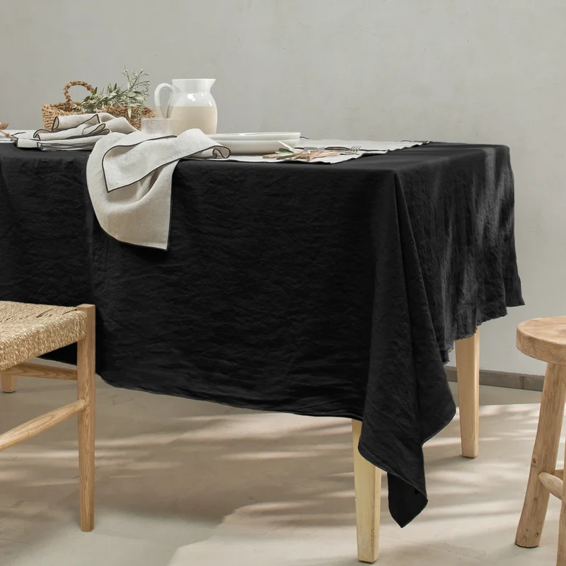 Mantel rectangular con bourdon de lino lavado tinta negra