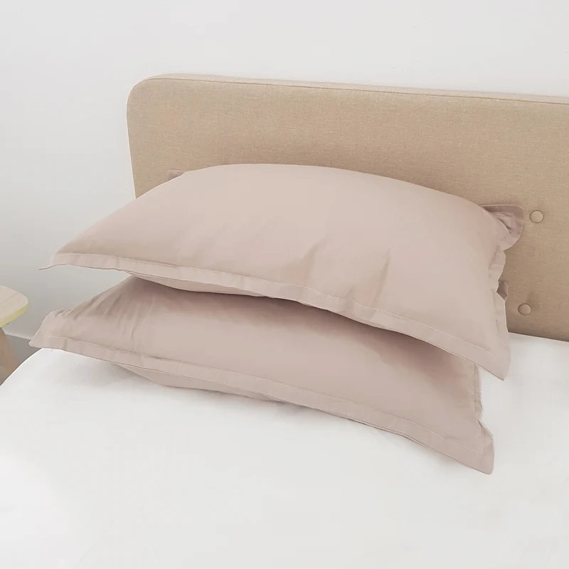Funda de almohada 200TC. Color marrón claro.
