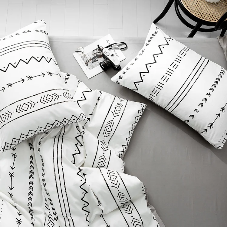 Funda de almohada con estampado étnico.