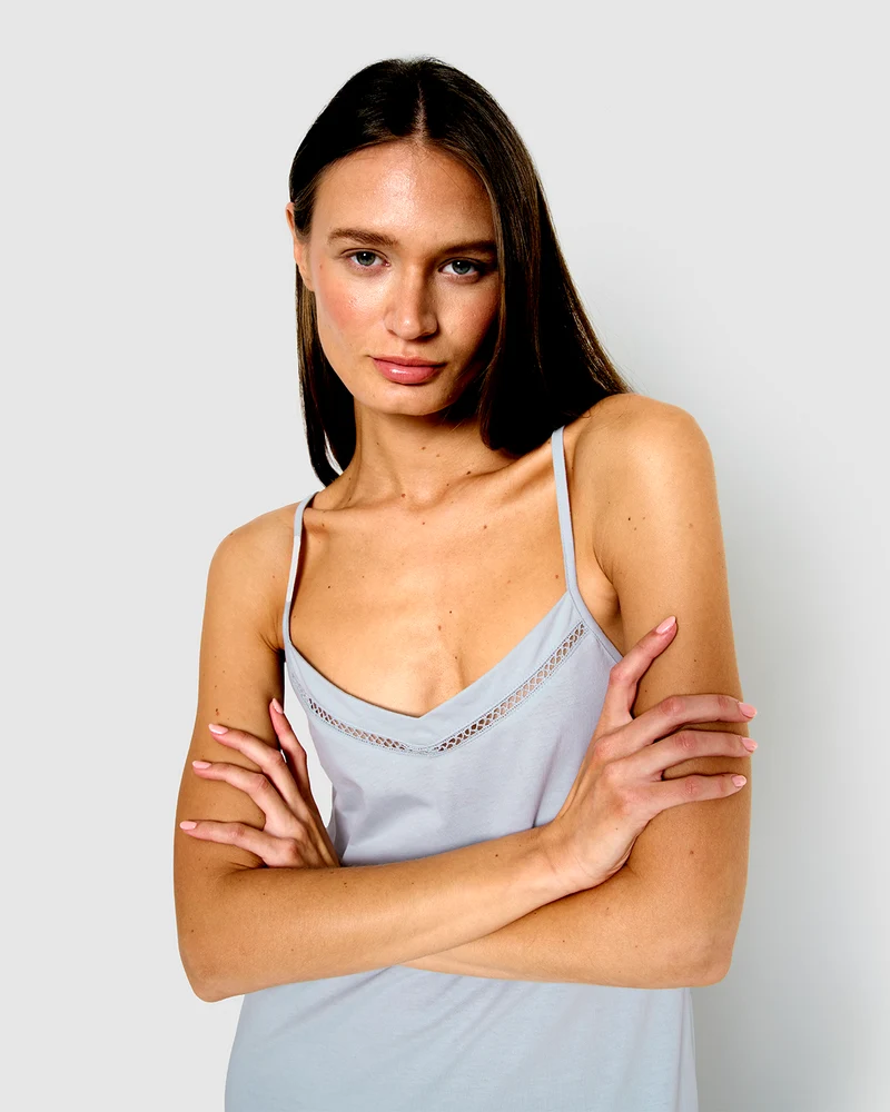 Camisón corto tirantes vainica celeste