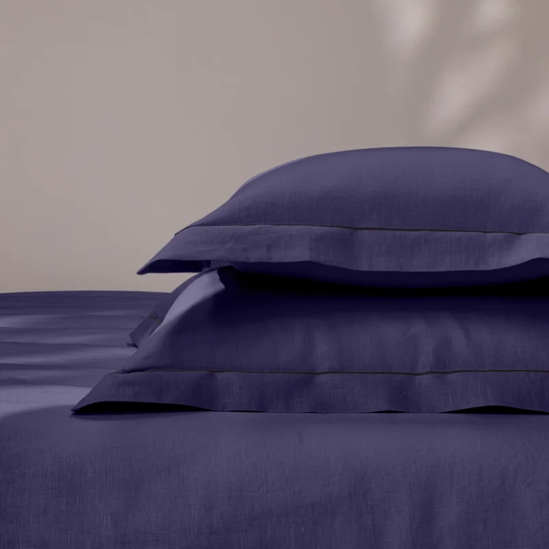 Par de fundas de almohada con bordes planos y bordado bourdon en lino azul noche