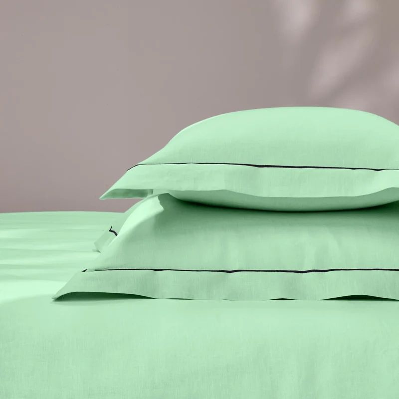 Par de fundas de almohada con bordes planos y bordado bourdon en lino verde menta