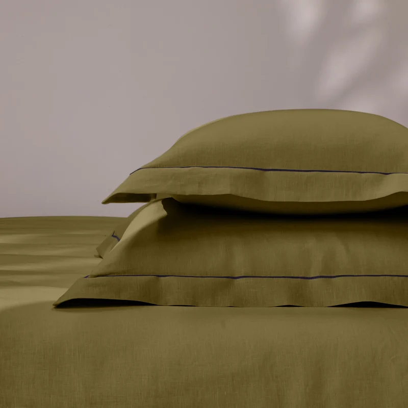 Par de fundas de almohada con bordes planos y bordado bourdon en lino verde oliva