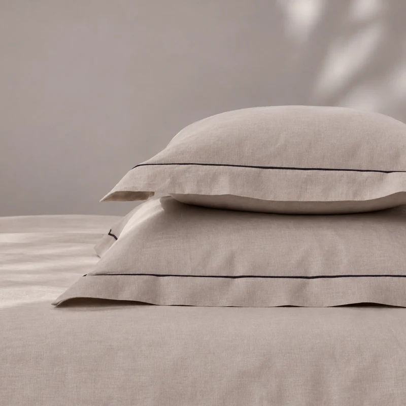 Par de fundas de almohada con bordes planos y bordado bourdon en lino natural