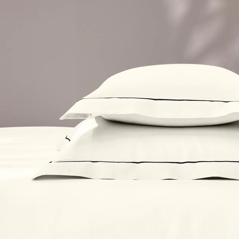 Par de fundas de almohada con bordes planos y bordado bourdon en lino marfil