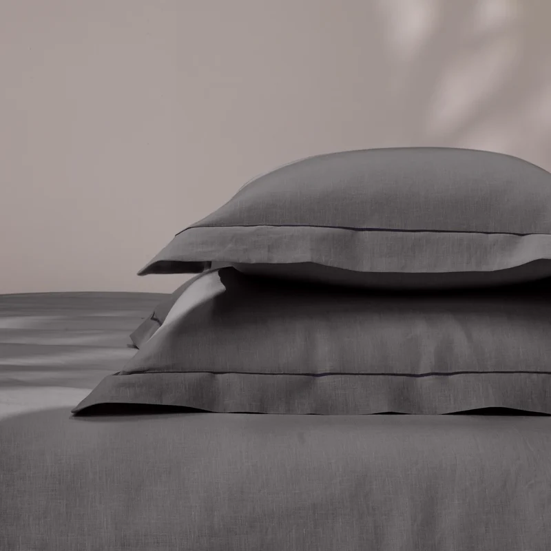 Par de fundas de almohada con bordes planos y bordado bourdon en lino gris plomo
