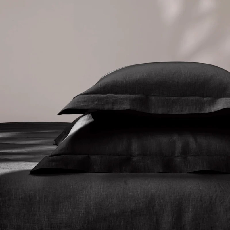 Par de fundas de almohada con bordes planos y bordado bourdon en lino tinta negra
