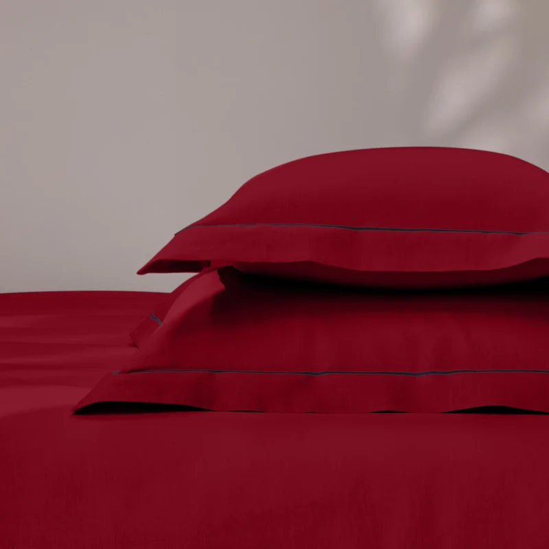 Par de fundas de almohada con bordes planos y bordado bourdon en lino burdeos